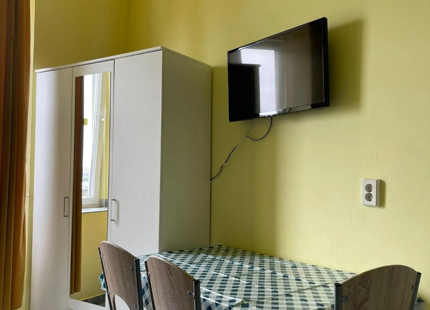 Dejan Apartment 3-Free Parking Near Arena In City Center, Near Bus, Train, Ferry, Airport Shuttle  Pula