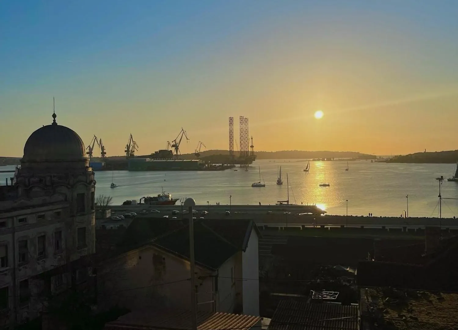 Dejan Apartment 3-Free Parking Near Arena In City Center, Near Bus, Train, Ferry, Airport Shuttle