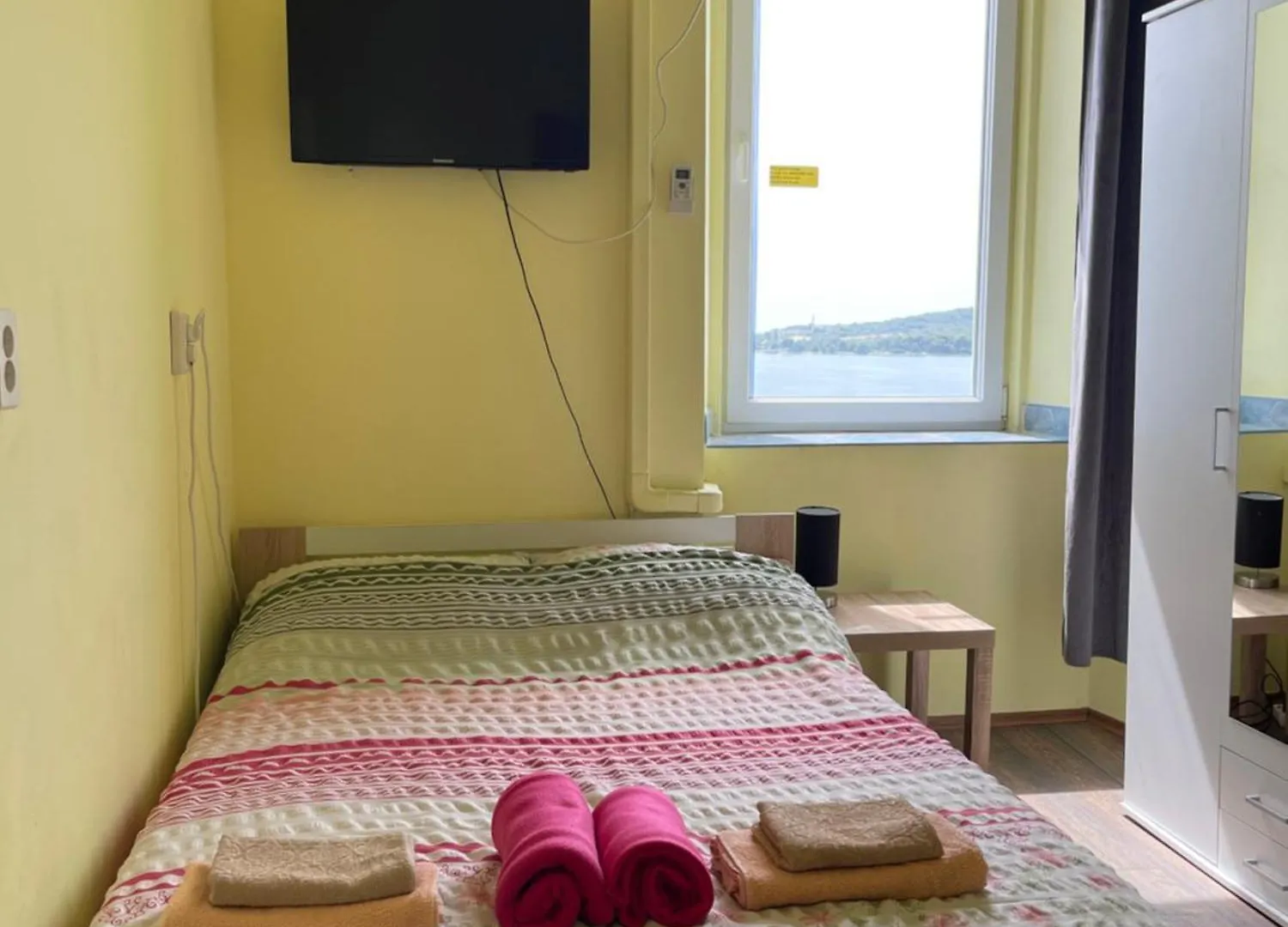 Dejan Apartment 3-Free Parking Near Arena In City Center, Near Bus, Train, Ferry, Airport Shuttle